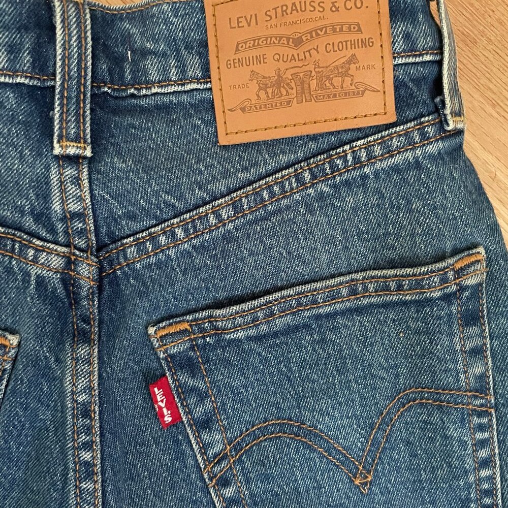 Levis Ribcage Shorts - Picture 3 of 8